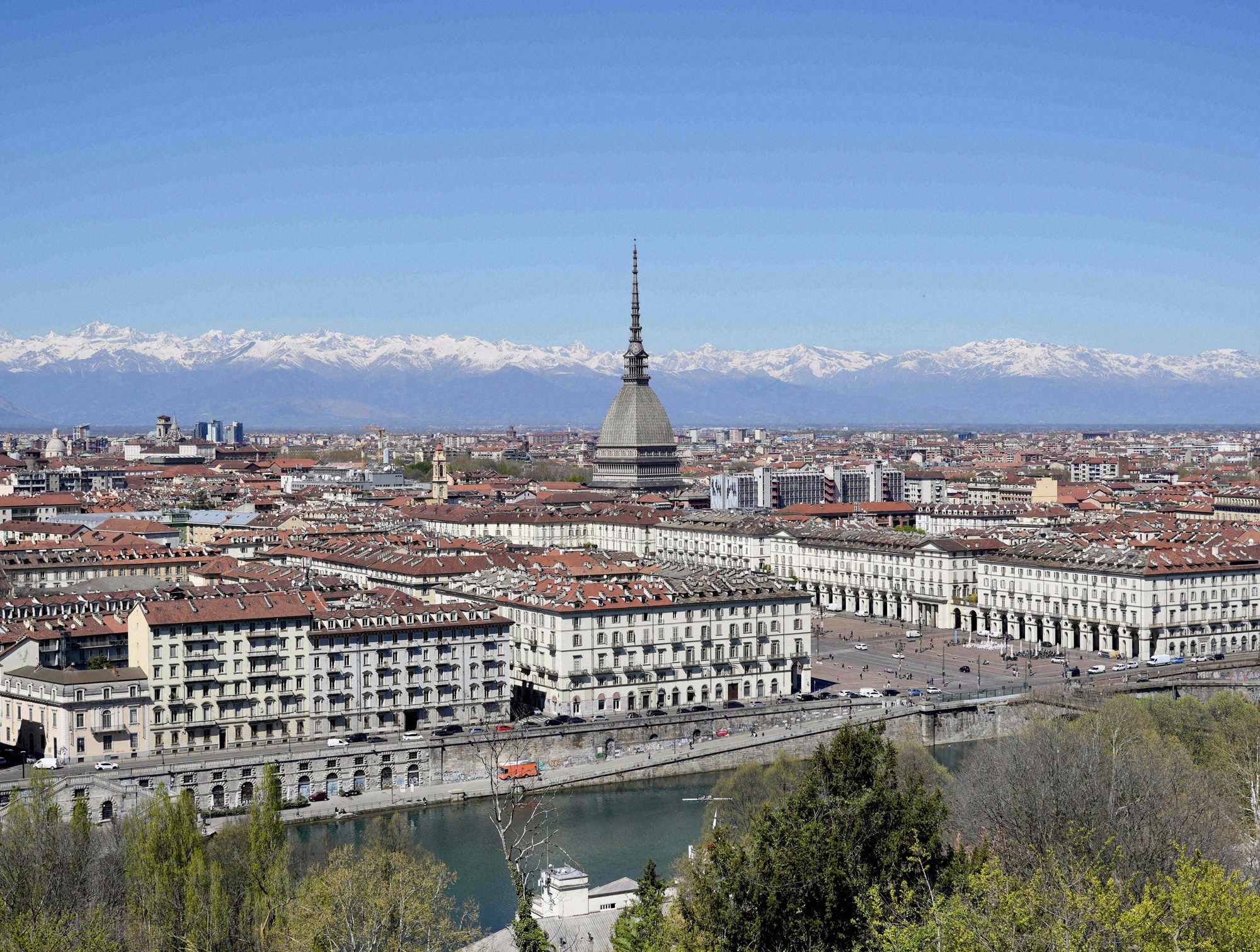 Blick über Turin mit der Mole Antonelliana und den Alpen
